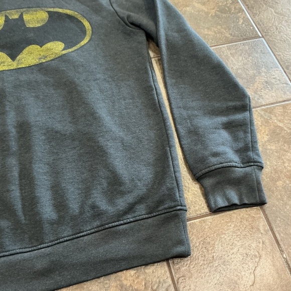 🔥3/$42 w FREE SHIPPING🔥 Gray Batman Hoodie - Picture 3 of 3